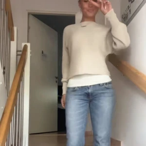 Beige ribbad tröja - Säljer en stilren beige ribbad tröja med långa ärmar. Perfekt för en avslappnad look. Tröjan har en normal passform och är tillverkad i ett mjukt material.