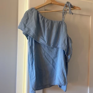 one shoulder blus  - jättegullig 🥹🥹💕💕💘💘