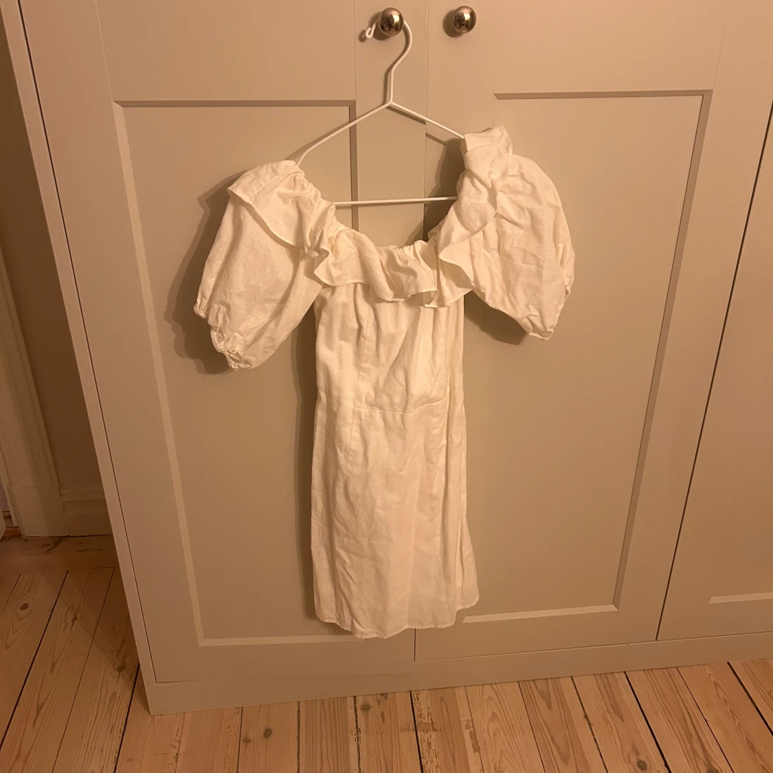 Vit linne klänning med volangkrage