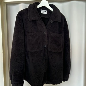 Svart teddyjacka från Noisy May - Mysig svart teddyjacka från Noisy May i storlek xs