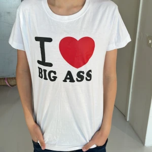 Rolig T-shirt  - Mycket bra skick, använd en gång. Storlek XS (lite liten i storleken)