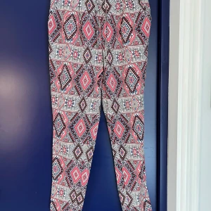 Mönstrade byxor  - Mönstrade byxor från Only i storlek 40. Som nya!!🥰❣️