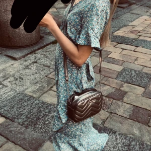 Söt sommarklänning - INTRESSEKOLL⚠️Kontakta mig INNAN köp!!!!!Supersöt blå blommig klänning, köpt från ONLY (Vero Moda). Knappt använd, köptes för 599kr. Det finns knytband och den är omlott. 