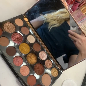 Ögonskuggspalett från Revolution - Säljer en ögonskuggspalett från Revolution med namnet Ultimate Lights. Paletten innehåller 20 olika  nyanser, inklusive skimrande och matta färger i guld, brunt, rosa och koppar. Perfekt för att skapa både vardagliga och festliga looks.