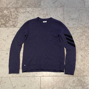 Zadig & Voltaire kashmeretröja  - Säljer en exklusiv mörkblå/lila kashmirtröja från Zadig & Voltaire. Tröjan har långa ärmar och tre svarta ränder på ena ärmen som en cool detalj. Tröjan har inga defekter, tags följer med. Tröjan är i storlek S men sitter som M. Skriv privat för fler bilder och vid minsta fråga.