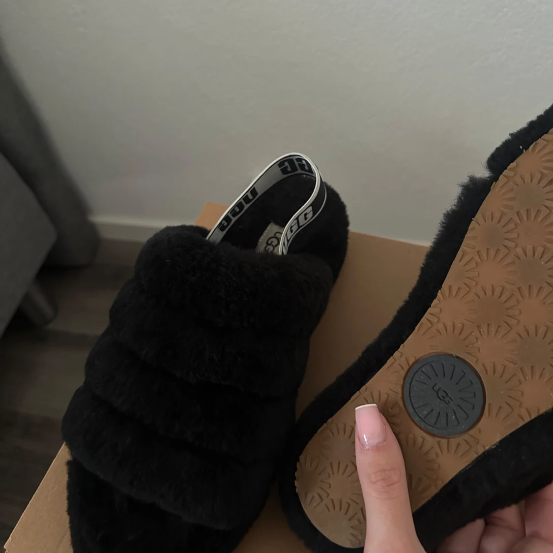 Svarta fluffiga tofflor från UGG - 4
