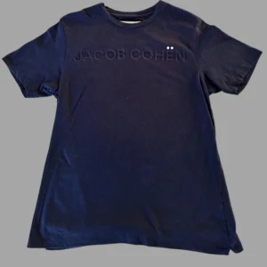 Jacob Cohen T-shirts  - - Skick 8/10   - Storlek: M                                                                 650kr styck, finns 2 blåa och 1 vit