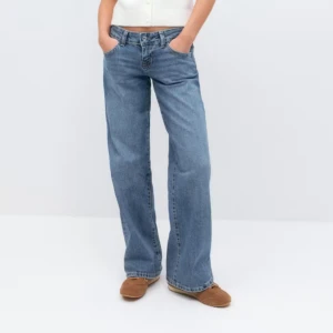 Blå ultra low wide jeans - Snygga blå jeans från Gina med en ultra low waist och bred passform. Säljer då dem inte passade, har bara provat dem på 1 gång, annars oanvända💫