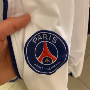 Vit jacka från Paris Saint-Germain - Vit vintage psg tröja med bra skick