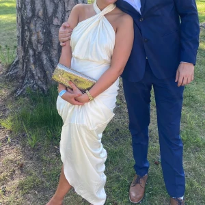 Vit balklänning - Säljer nu denna fina balklänningen! Finns inte längre kvar i denna färg på ASOS hemsida. I väldigt fint skick utom lite tecken på användning längst ner på släpet. Har använts på en bal. Storlek XS men passar även S