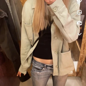 Ljusgrön overshirt från Zara - Säljer en stilren ljusgrön overshirt från zara. Jackan har en avslappnad passform med knappar framtill och stora fickor.