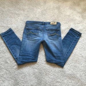 Jacob cohen jeans - Dem är i storlek 27 och sitter slim fit, passar nog dig bäst som är 160-165 men kan även passa 170 men skulle säga att dem sitter skinny då, skicket är även dåligt därsv det billiga priset, Kom privat för bilder på defekter