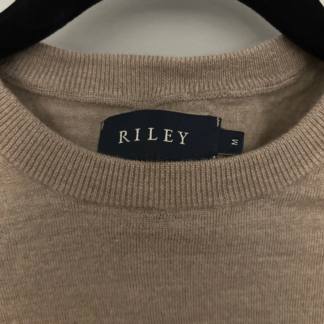 Beige stickad tröja från Riley - 1