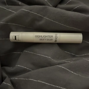 Highlighter stick 'n brush 24 Rose Gold Glow - IsaDora highlighter i stickformat med inbyggd borste. Färgen är 24 Rose Gold Glow, en skimrande roséguldig nyans. Perfekt för att ge lyster till kindben, näsrygg och andra partier i ansiktet. Enkel att applicera och blenda tack vare borsten.