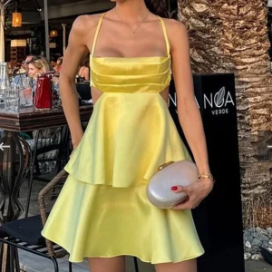 Gul kort klänning med volang och smala axelband - Superfin gul Secret Sizzle klänning med smala axelband och volangdetaljer💛 hör gärna av dig vid fler frågor💕