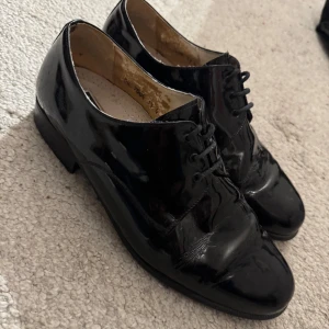 M John skor - as feta lackskor! glansen strålar från dom 🥴riktigt stiliga till somriga fits och sätter stor skillnad på outfiten kom privat för fler frågor! ops priset är ej hugget i sten 🪨 