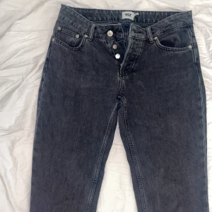 Svarta raka jeans med knappar (lågmidjade) - Säljer ett par svarta jeans med raka ben, från lager 157! Dom är lågmidjade.💞köpte för 400kr.