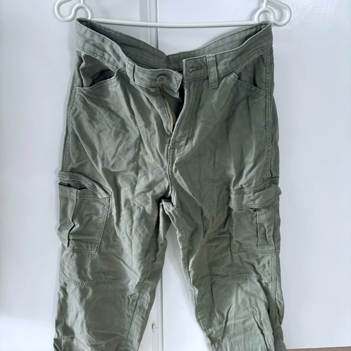Gröna cargobyxor från Divided