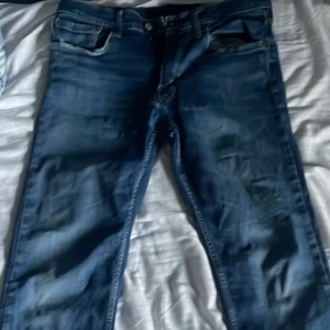 Blå jeansbyxor med raka ben - Levis jeans, Dem har dock hål (bild på 3dje sliden)