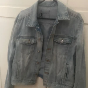 Ljusblå Jeansjacka - Bra skick men lappen där märket står är sönder Storlek S