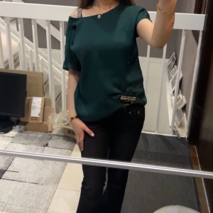 Mörkgrön satin blus - Säljer en mörkgrön blus i satin, som ger en trendig look! 