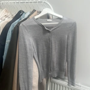 Stickad kofta Filippa K - Stickad kofta från Filippa K i bra skick