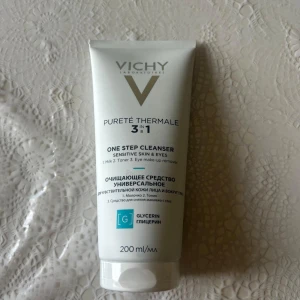 Vichy Pureté Thermale 3-i-1 rengöring - Helt ny. oöppnade..... En multifunktionell rengöring för känslig hud och ögon från Vichy. Produkten fungerar som rengöringsmjölk, ansiktsvatten och ögonmakeupborttagning i ett. Innehåller glycerin och kommer i en vit tub på 200 ml.