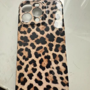 Leopardmönstrat mobilskal - Snyggt mobilskal med leopardmönster som ger din mobil en trendig och djurisk look. Skalet har stora öppningar för kameran och är gjort i ett slätt material som känns skönt i handen. Perfekt för dig som vill sticka ut lite extra.