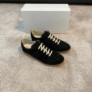 Masion Margiela GATS Full Suede svart strlk 44 - Säljer ett par sällsynta svarta Maison Margiela Gats i full suede. Box, dustbags och äkthetsbevis medföljer. Storlek 44