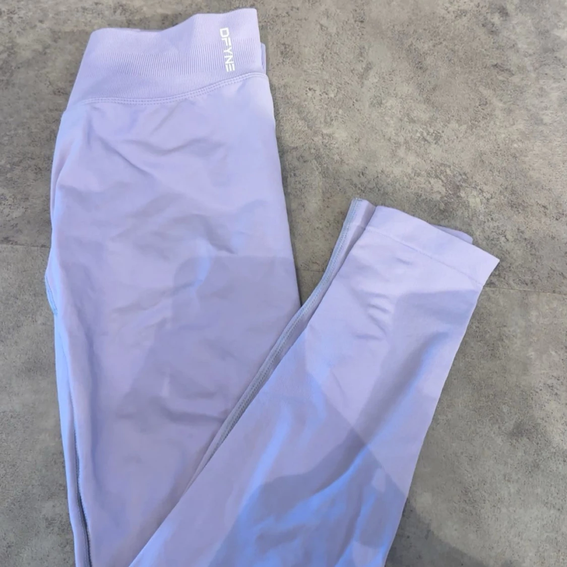 Ljuslila tights från Dfyne