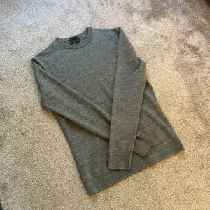 Grå hm merinoulltröja - Grå merinoulltröja från hm. Stickad tröja med merinull(hög kvalité). Inga defekter! Storlek s men sitter som xs.