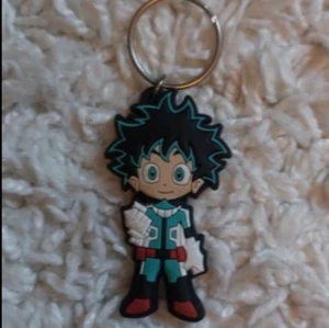 My Hero Academia nyckelring - Deku - Säljer en Deku, My Hero Academia nyckelring då den inte används längre. Den är i gummi och är i helt nytt skick utan några tecken på användning! 💗