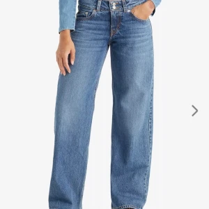 Levis superlow jeans - Supersnygga levis superlow jeans i blå denim med raka ben och låg midja. Jeansen är i längd 30 och är superbra kvalitet. Säljer då de är för stora för mig tyvärr.