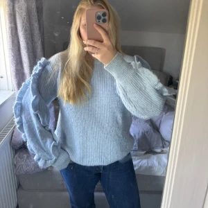 🩵Ljusblå stickad tröja med volangdetaljer - Mysig ljusblå stickad tröja med volangdetaljer längs ärmarna. Sötaste stickade tröjan som är så gullig till linnebyxor, jeans eller kjol nu till sommaren💘💘