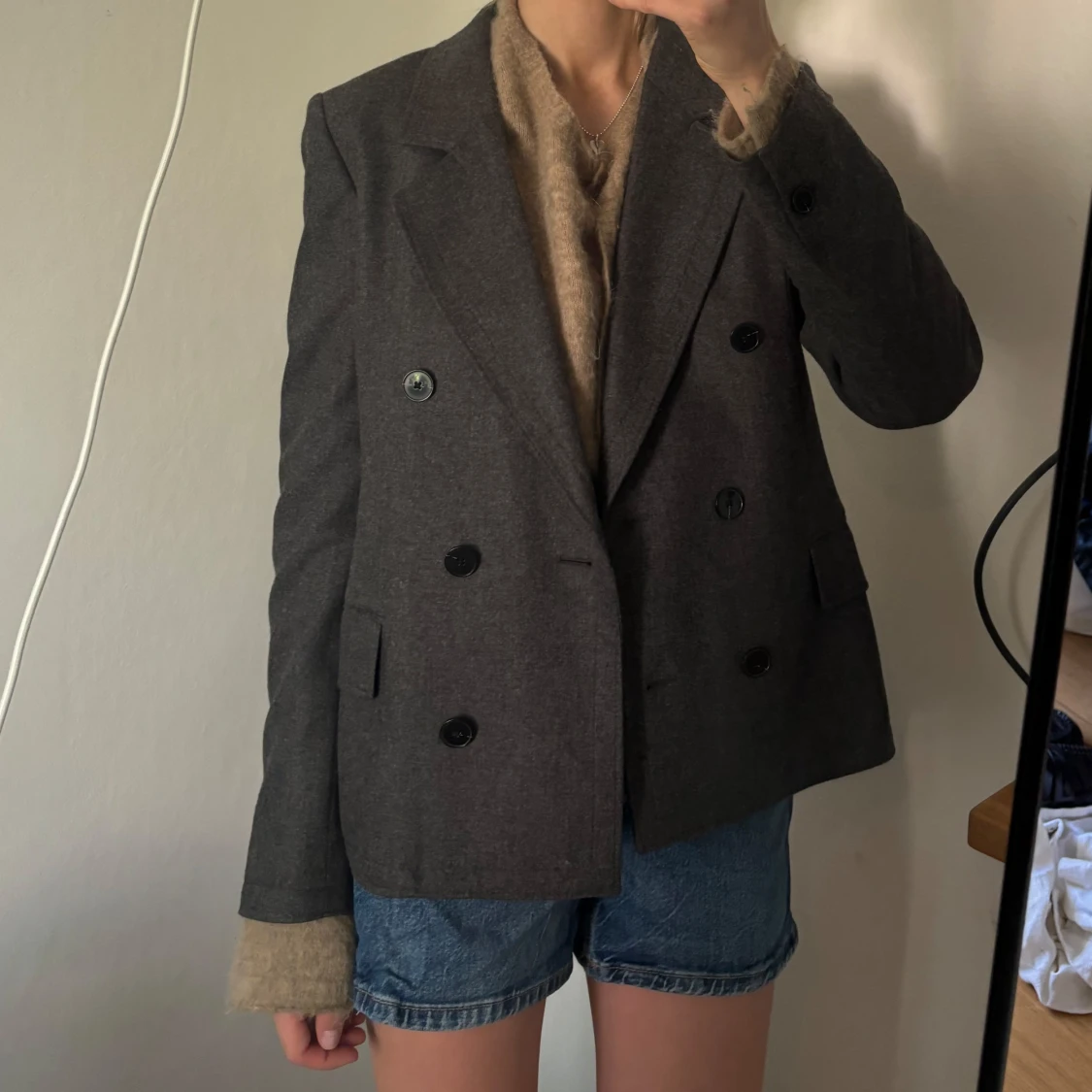 Mörkgrå kavaj med dubbelknäppning