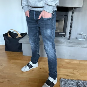 Replay Anbass - Replay Anbass jeans i mörkgrå färg. Hållits i riktigt nästill intill nyskick. Skriv för fler funderingar👍