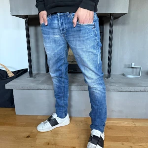 Dondup Ritchie jeans - Dondup Ritchie jeans i blå färg. Byxorna har hållits i näst intill nyskick. Skriv för fler frågor eller funderingar👍