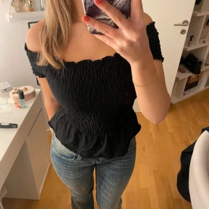 Off shoulder topp  - Off shoulder topp från Gina Tricot i storlek xs, använt någon enstaka gång