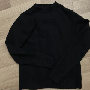Mörkblå stickad tröja från Samsøe Samsøe - Säljer en svart stickad tröja från Samsøe Samsøe i storlek XS. Tröjan har rund halsringning och långa ärmar, perfekt för kyligare dagar. Enkel och stilren design som passar till det mesta.