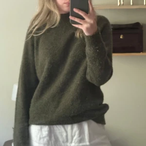 Olivgrön stickad tröja från Selected Femme - Mysig olivgrön stickad tröja från Selected Femme. Tröjan har en klassisk rund halsringning och långa ärmar. Perfekt för lager-på-lager och enkel att matcha med olika outfits.