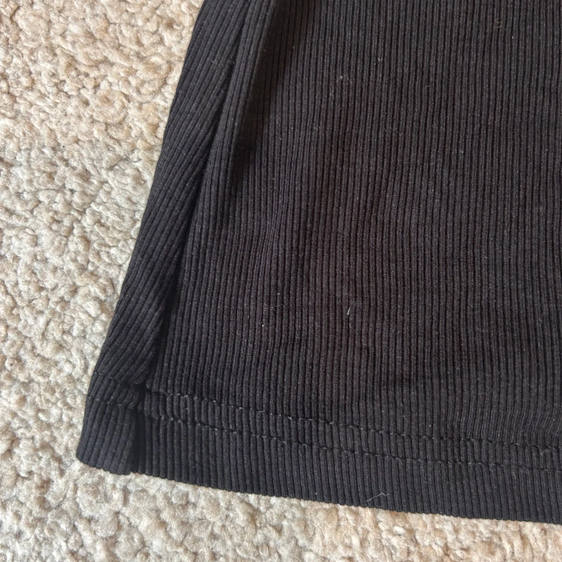 Svart ribbad oneshoulder topp - 2