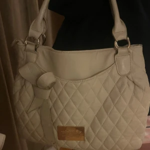 Handväska  - Säljer en superfin beige handväska, köpt från Sellpy för 1 halvt år sedan💝