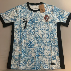 Portugal Ronaldo - Äkta Ronaldo tröja. Fick den i present, inte använt sen dess. Storlek L men kan passa M också. Nyskick. Bara att höra av sig vid funderingar. 