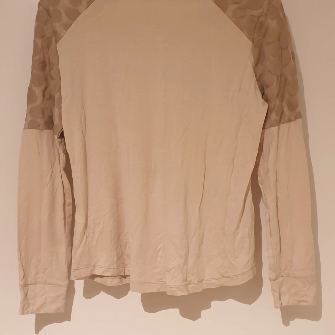 Beige långärmad topp med kedjedetaljer och nitar från Landmark - 2