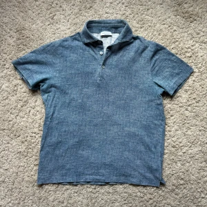 Gran Sasso Piké - En Piké från det italienska lyxmärket Gran Sasso. Storlek: 50, sitter som storlek S. Skick 8,5/10. Denna kompletterar en sommaroutfit perfekt!☀️ Vid frågor och funderingar hör gärna av dig, pris går alltid att diskutera!