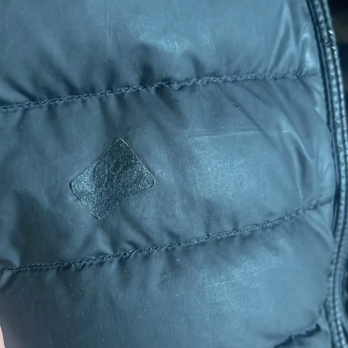 Svart dunväst Super Lightweigh har två små hål annars bra sik - 2