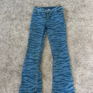Blå zebramönstrade bootcut jeans från Monki - Säljer ett par blå jeans från Monki med zebramönster och bootcut . Och det är väldigt bra skick storlek 25,