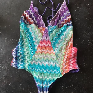 Missoni baddräkt - Drömmig missoni baddräkt med sååå fint mönster!!! Passar storlek xs/s🩵 köpt för runt 5000! Dustbag medeöljer 