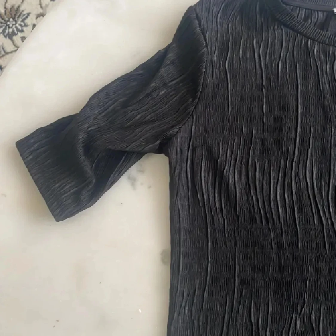 Svart plisserad topp från H&M - 3