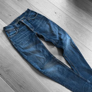 Nudie jeans Grim Tim - Säljer ett par feta nudie jeans i den populäraste modellen grim Tim! Perfekt färg året runt med en galet fet tvätt! Storleken är 28/32!🙌🏻. Pris är 649kr!!! Skriv vid funderingar! ⚜️⚜️⚜️